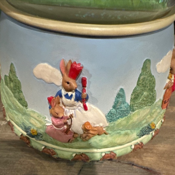 RARE! "2001" ROYAL DOULTON BUNNYKINS "ROCK-A-BYE BABY “ MUSICAL SNOW GLOBE - Picture 5 of 10